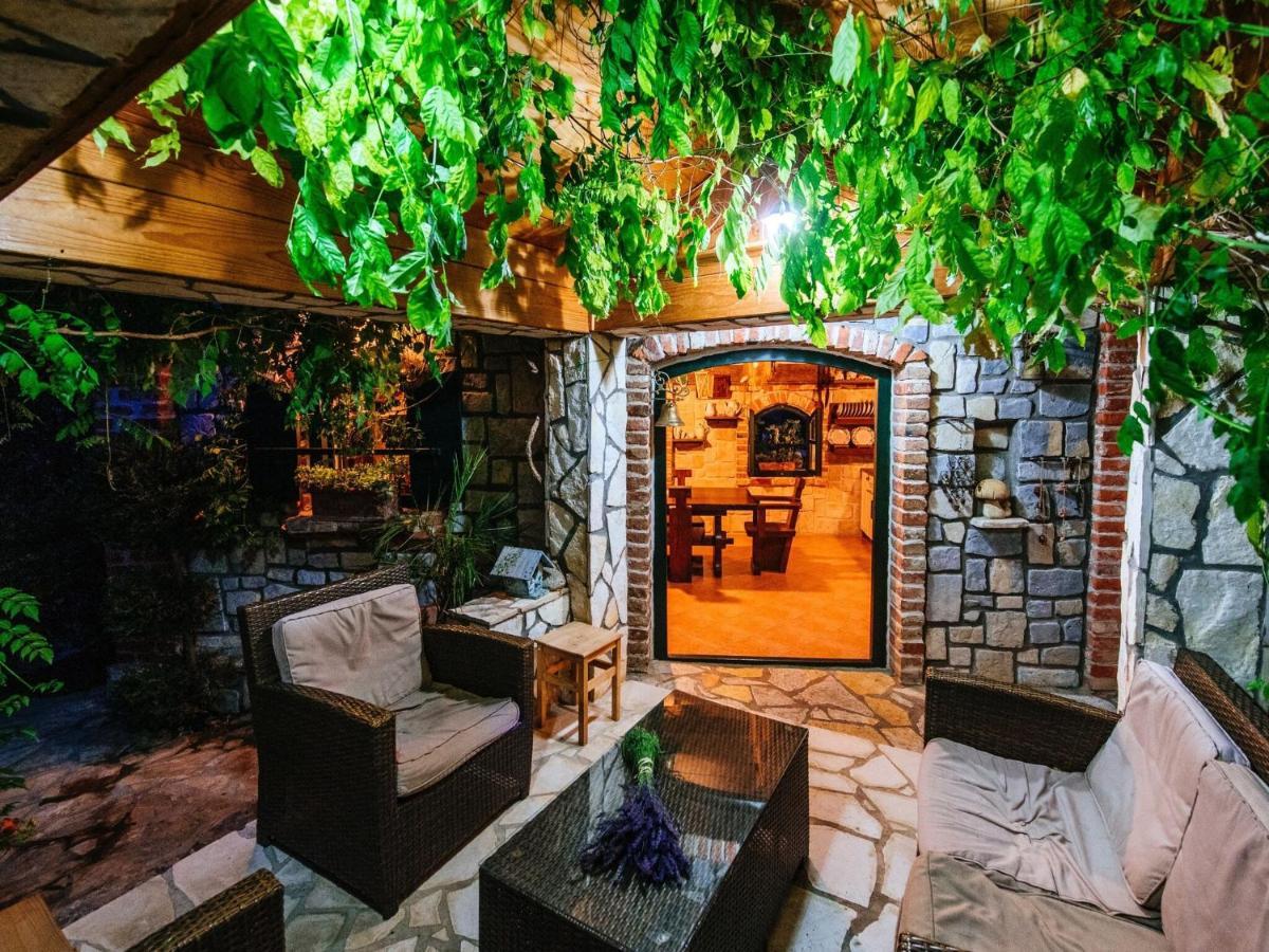 Beautiful Holiday Home With Private Pool, Nice Garden With Relax Area, Taverne 马斯莱尼察 外观 照片